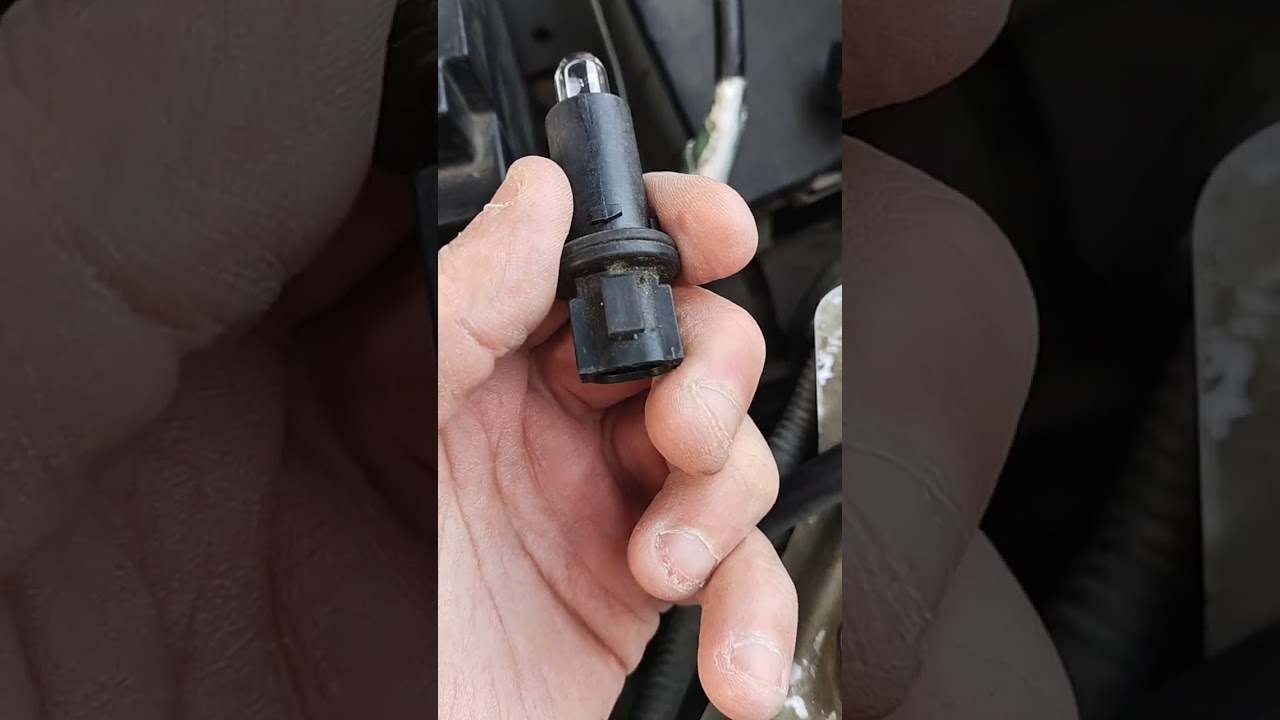 Замена Ламп Габаритных Огней Nissan Tiida 2008 года Механика.