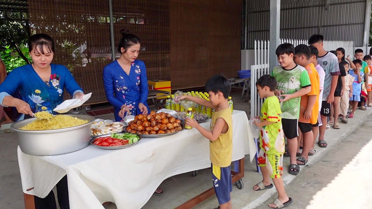 Cô Giấu Tên Tặng 70 Phần Cơm Đùi Gà Trứng Chiên và Trà Xanh cho Các Em Nhỏ Ở Xóm | HQ 