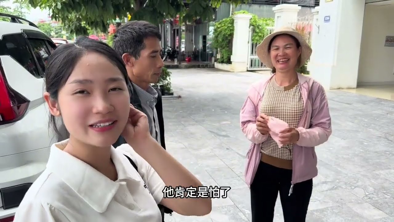 越南岳父母去中國回來全村羨慕引起圍觀，女婿送給小叔國產手機