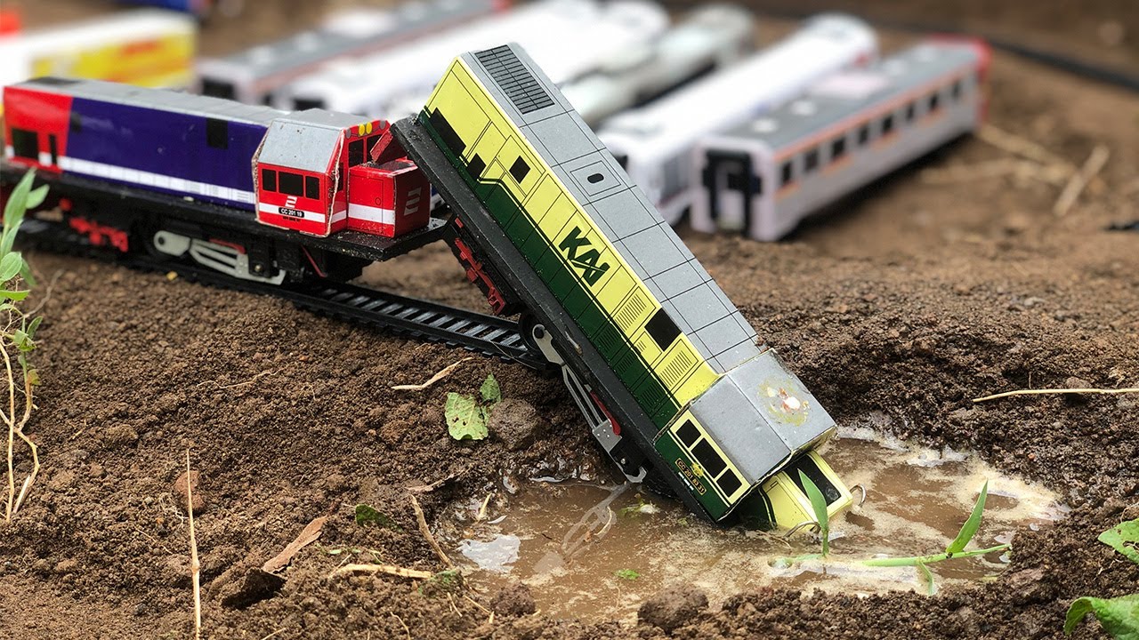 Drama Merakit Kereta Api CC201 Vintage Perumka Anjlok Terjatuh Ke Genangan Air di Rel Buntu