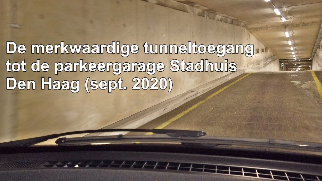 De merkwaardige tunneltoegang tot de parkeergarage Stadhuis Den Haag (september 2020)