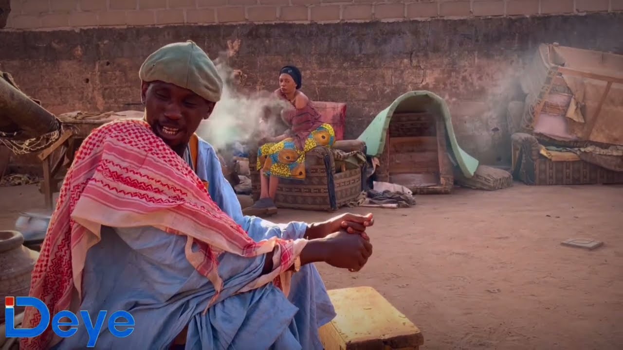 Le Fou Woroli, le vieux à tout mangé la nourriture étant que son fils khassa est en communication