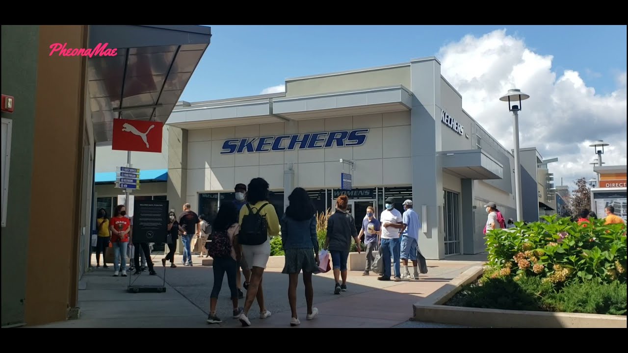 SHOPPERS AT TORONTO PREMIUM OUTLETS
