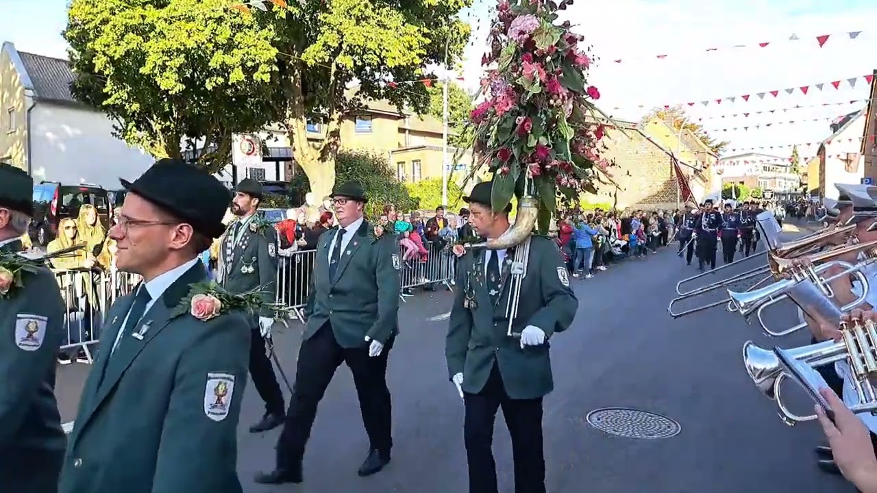 Schützenfest am 19. 09. 2022 in Frimmersdorf. Die große Königsparade Teil 01