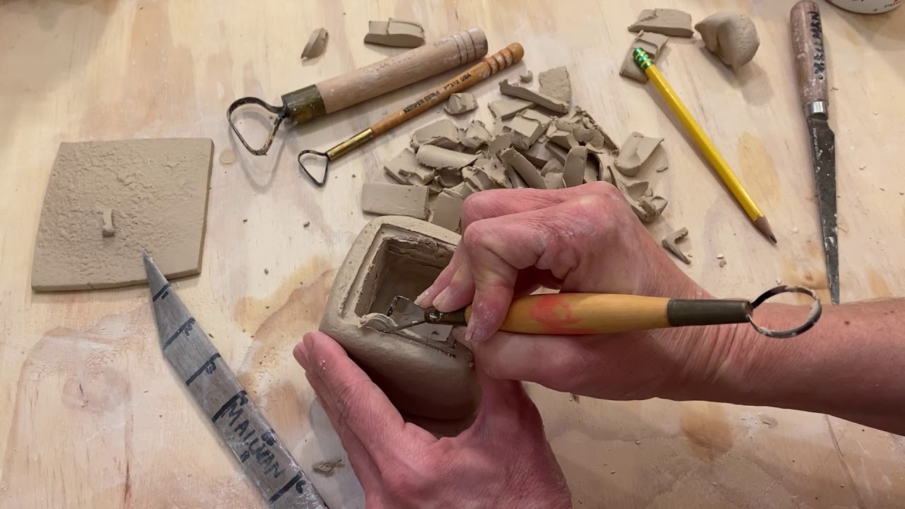 Hollowed container with slab lid