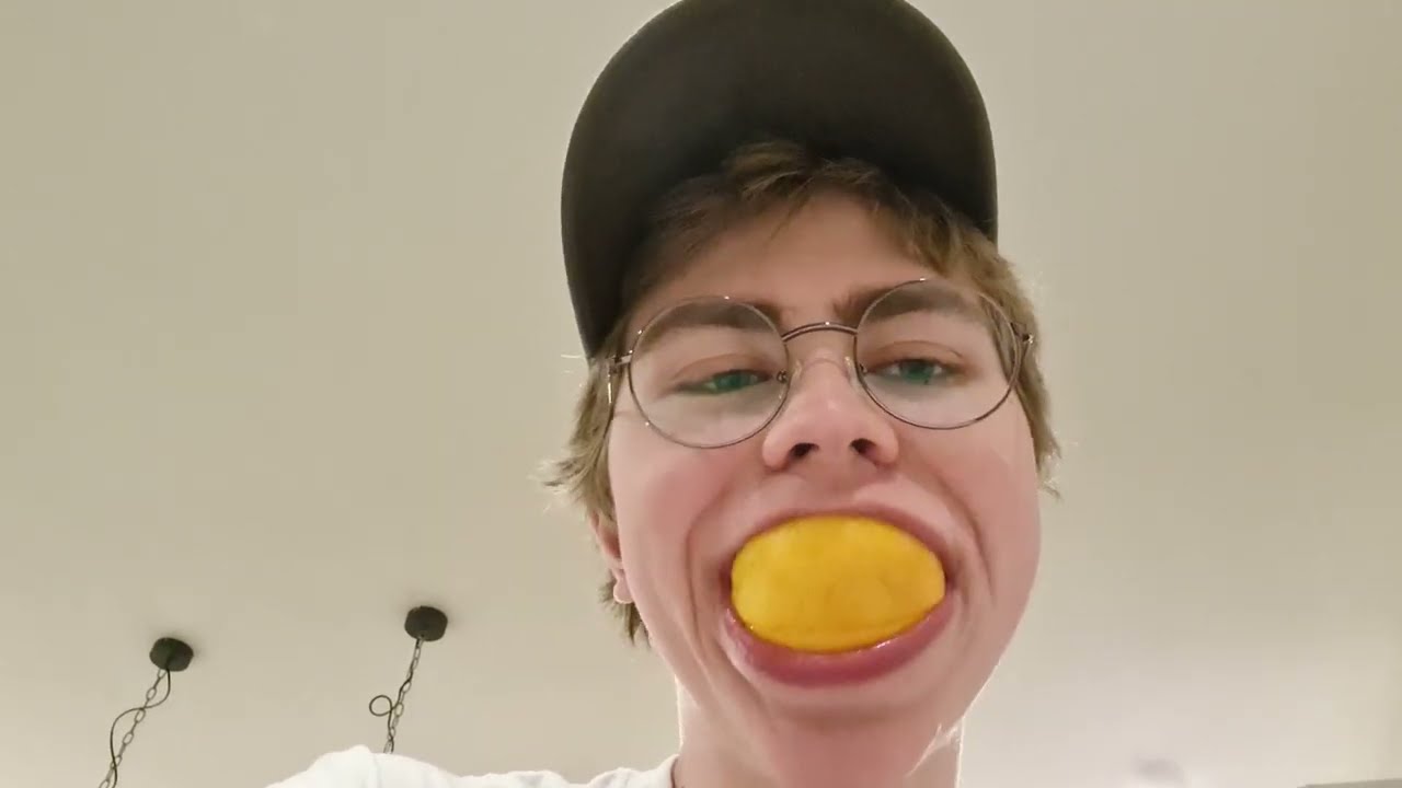 Noob 6 eats oranges