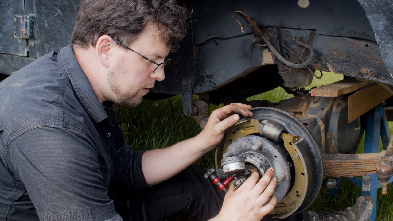Repairing A Worn Swivel Hub On A Landrover Seiries Three - Part 2