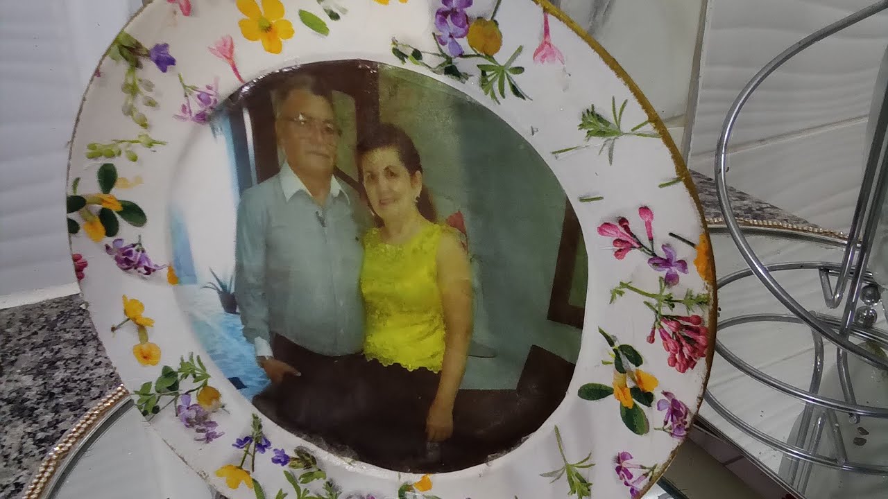DECOUPAR FOTO NO PRATO COM PAPEL E GUARDANAPO DE DECOUPAGE: Linda lembrança p/ o dia das mães .