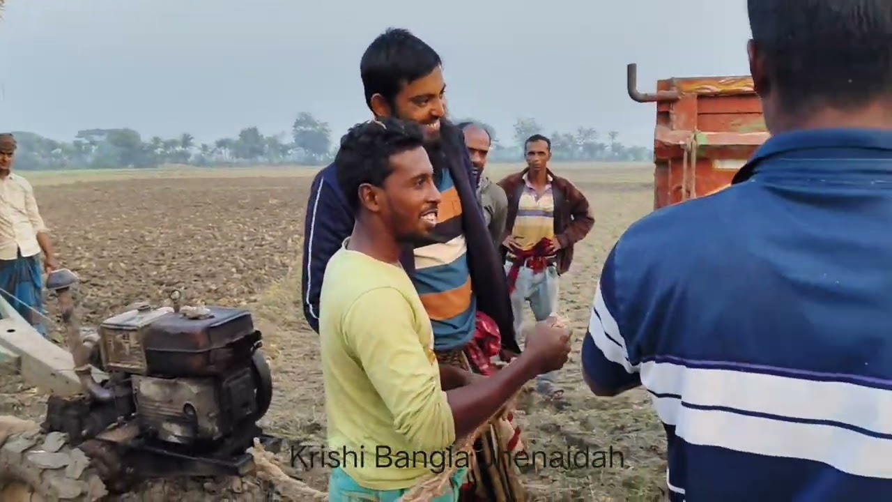 ধান বোঝায় টলি গাড়ি কাদায় ফেসে গেছে, দেখুন গাড়ি উঠাতে গিয়ে কি হয়ে গেলো। 