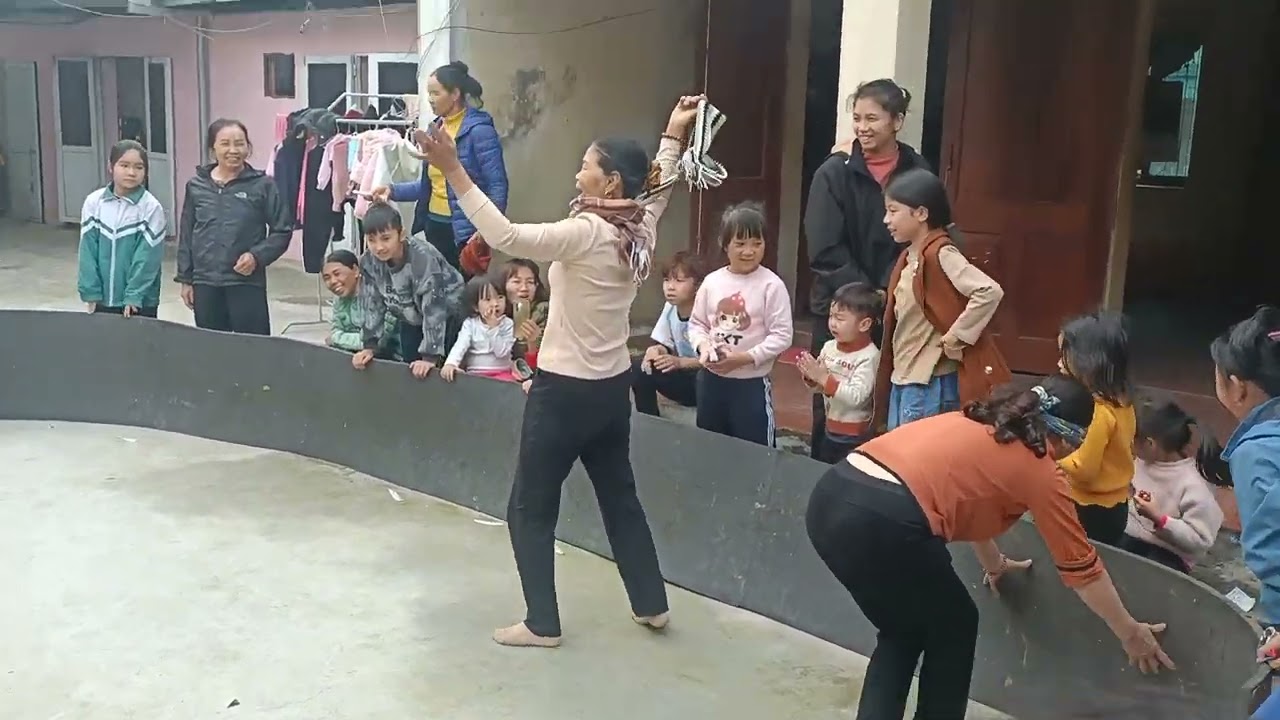 Trò chơi bắt vít xóm mái ngòi 
