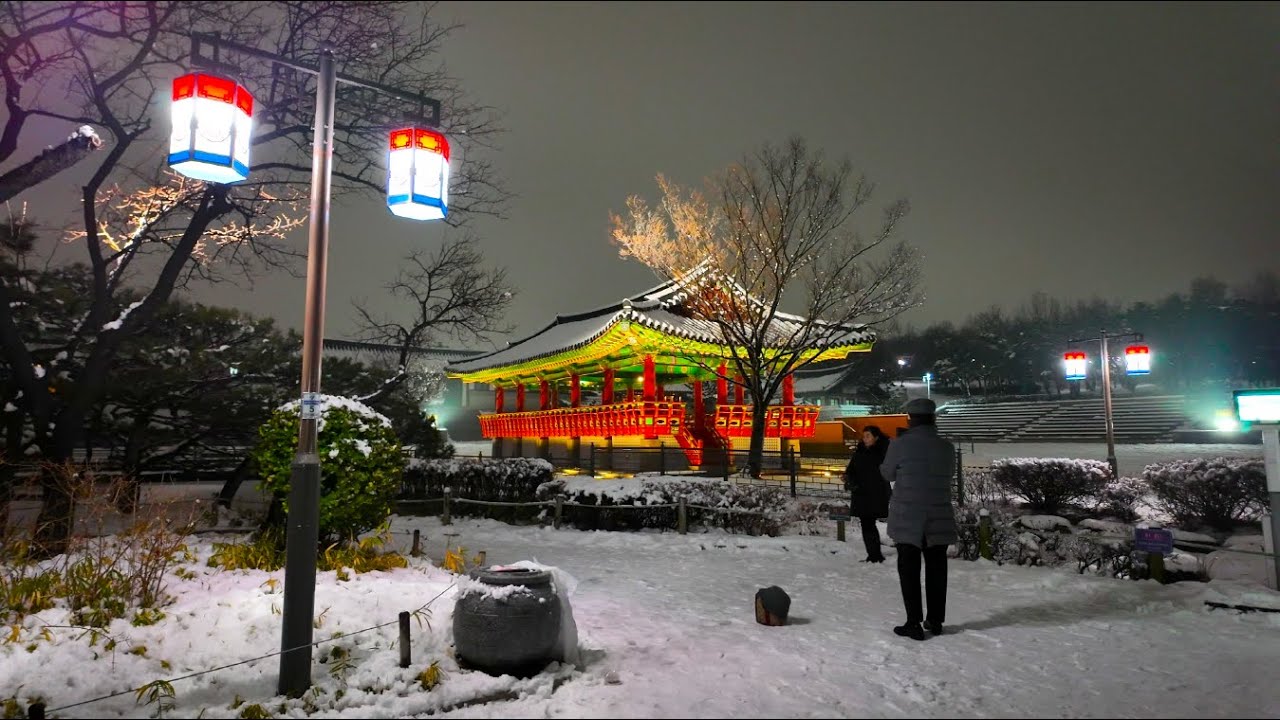 [4K HDR] Let’s walk through a beautiful Hanok village on snowy night, Road View | Korea Travel Walk