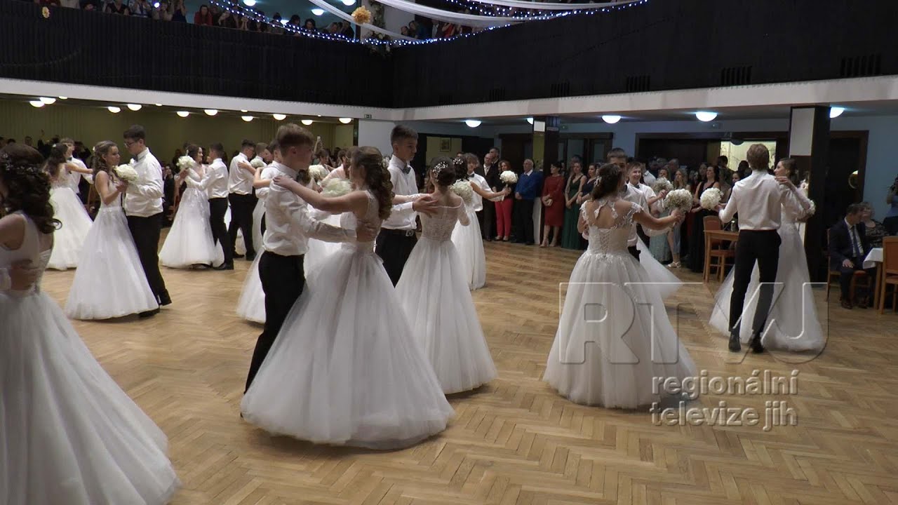 Klasickou polonézu zatančili žáci ZŠ Velké Bílovice pod vedením Ondřeje Knápka