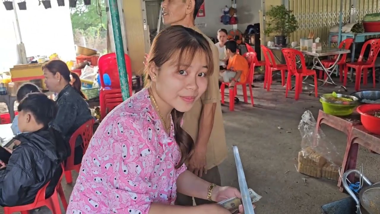 Hai em gái chưa chồng dễ thương phụ bán Bún cua đồng nguyên chất giá bình dân khách ăn nườm nượp