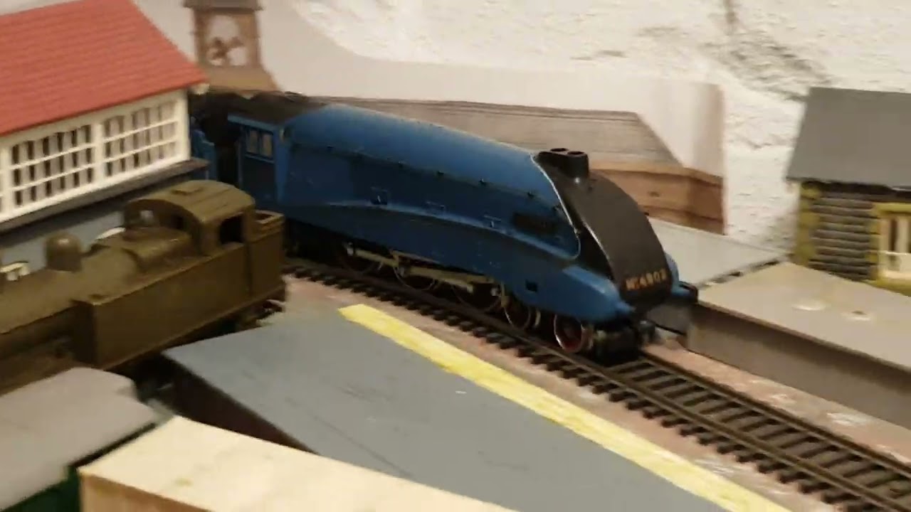 OO Gauge Hornby R372 LNER 4902 Class A4 Seagull Locomotive minor bodywork issue