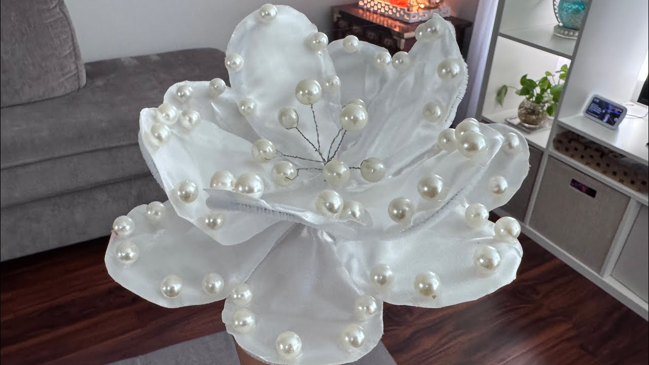 Flor Blanca con Perlas 