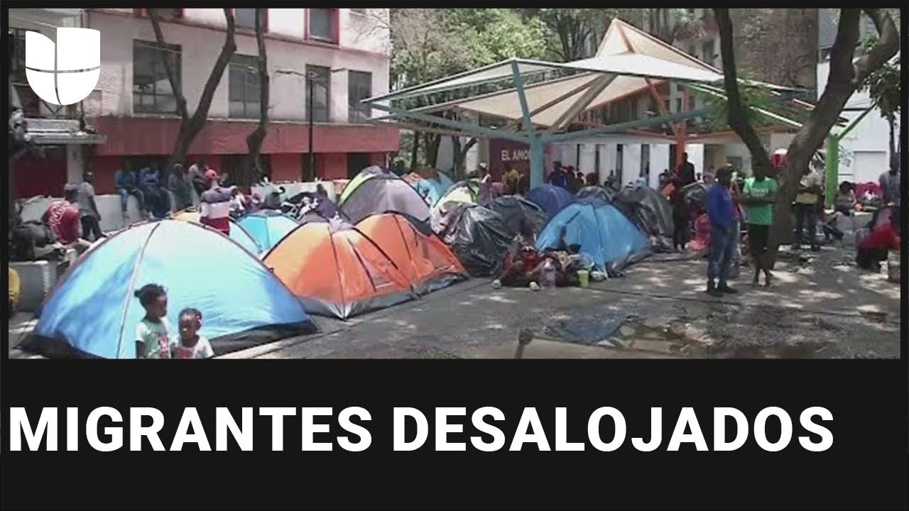 Así viven cientos de migrantes que duermen en la Plaza Giordano Bruno en la Ciudad de México