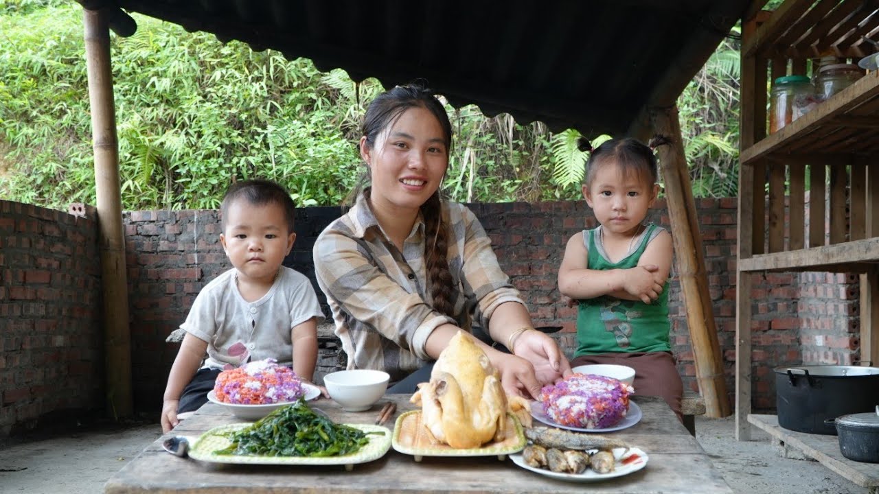 Harvesting greens to sell at the market - Making a giant boiled chicken to feed two children