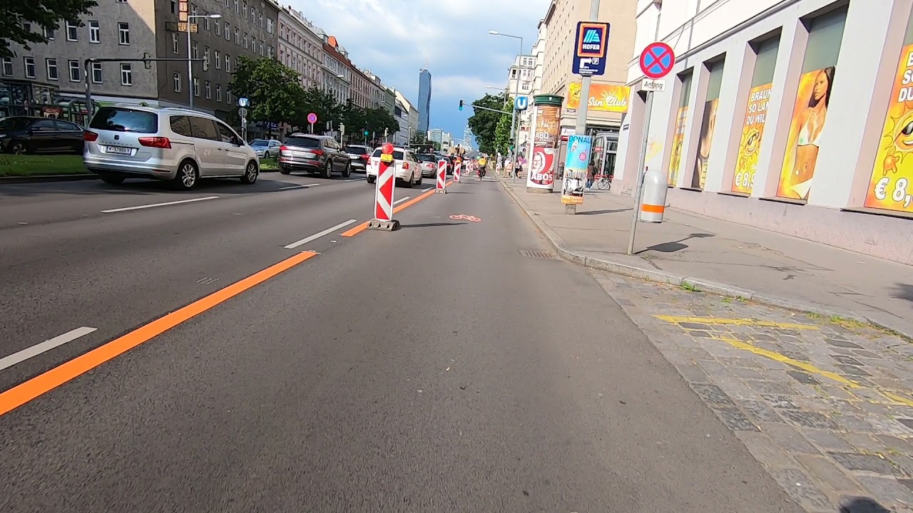 Gesch&uuml;tzter Radstreifen Lassallestra&szlig;e Wien