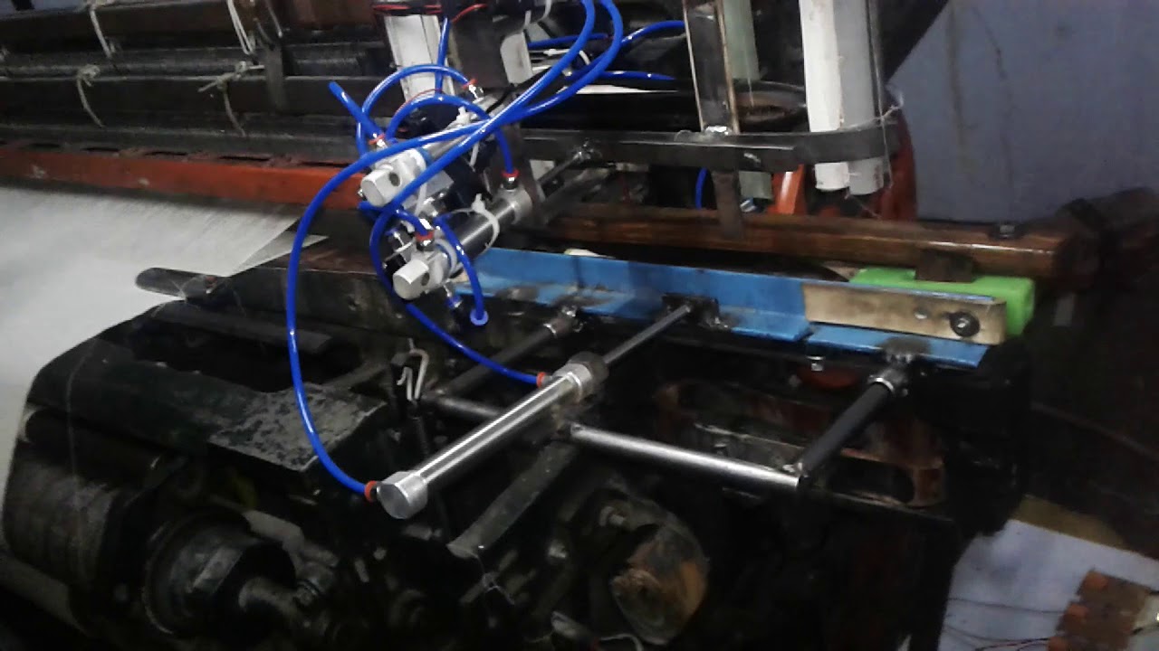 Automatic shuttle change in power loom