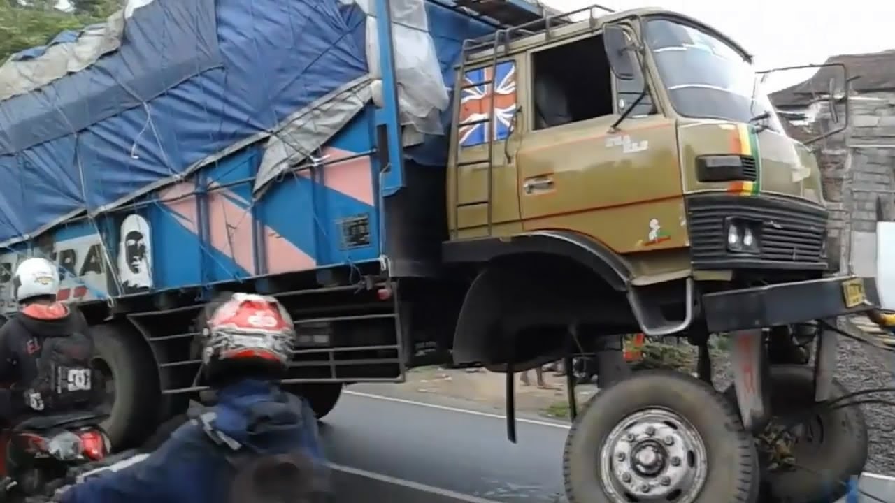 Truk Gak Kuat Nanjak Truk Kelebihan Muatan Truk Overload - Aksi Truk Odol Di Jalan Raya