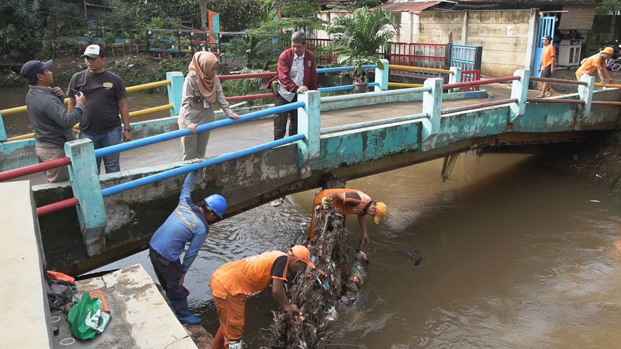 BERSIH BERSIH PASCA GENANGAN DI KELURAHAN PETOGOGAN SENIN 7 JULI 2025