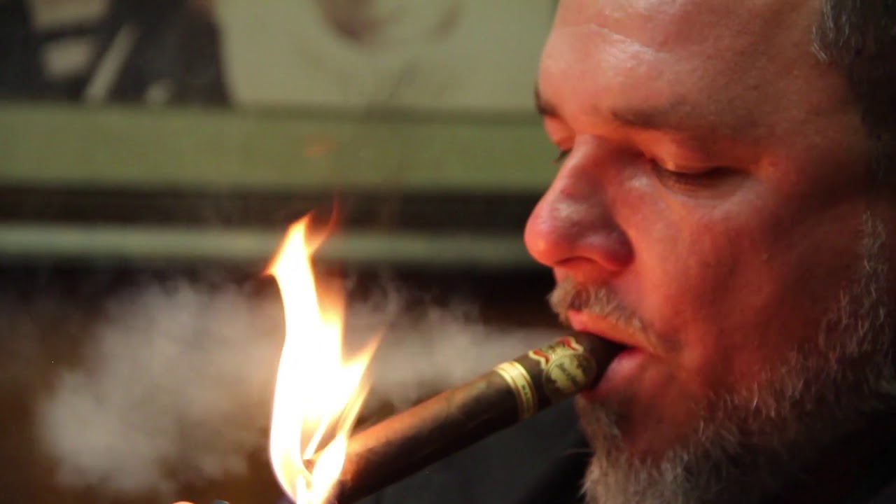 Обзор сигары Brick House Mighty Mighty Maduro от Corona.