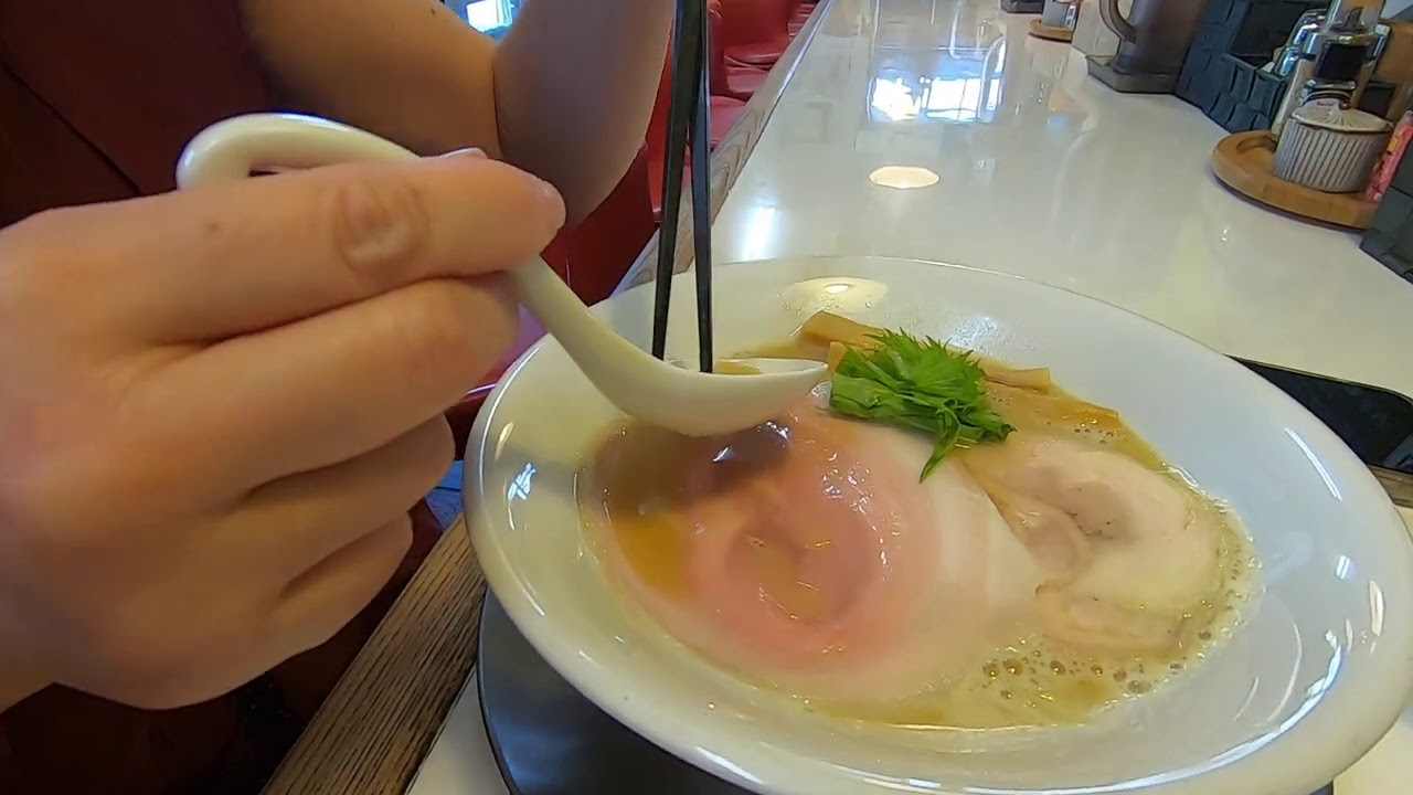 【ラーメン】三重県南部・尾鷲の人気店「風見鶏」の鶏白湯スープをすすって感動！残ったスープにごはんを投じて感涙する！