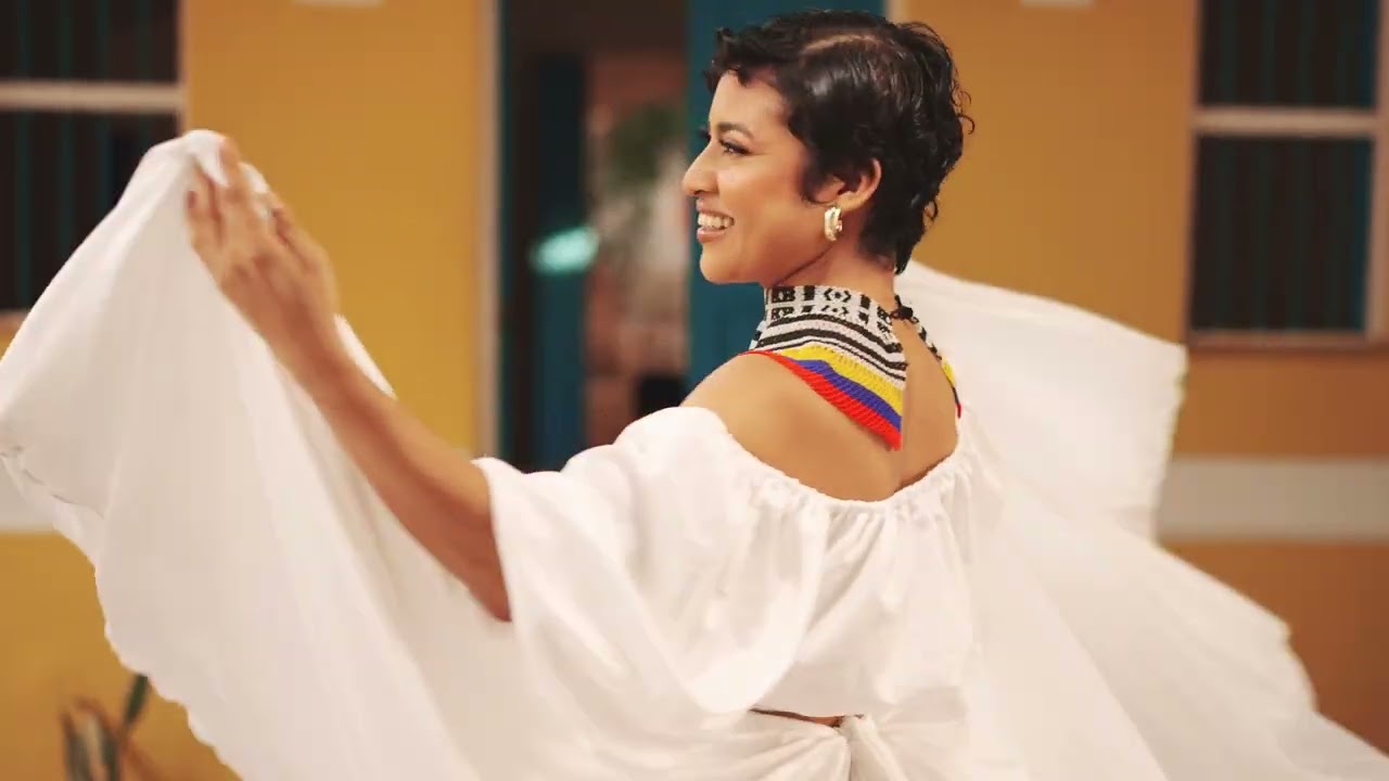 Cumbia Queen - Como Ella (Visualizer)