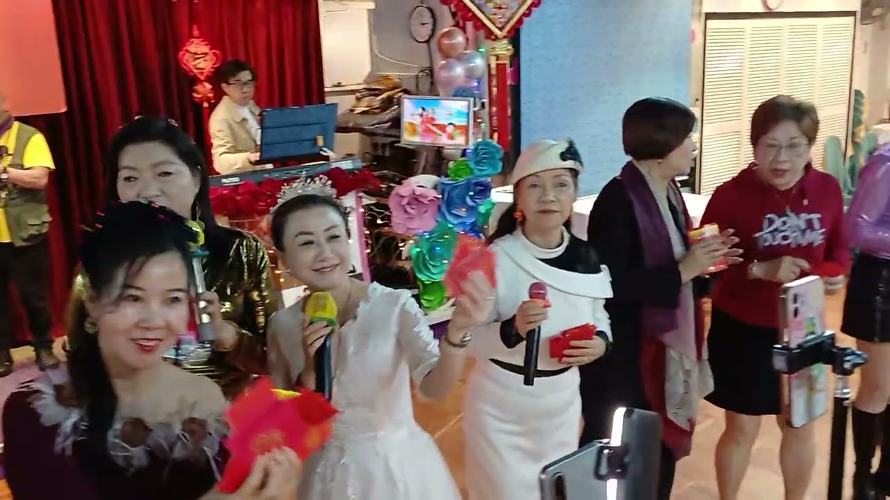 2026年2月12日 麗雲下午茶會 引領眾女歌手(共11位) 演唱 (祝福你) 迎新年 開場曲大合唱。