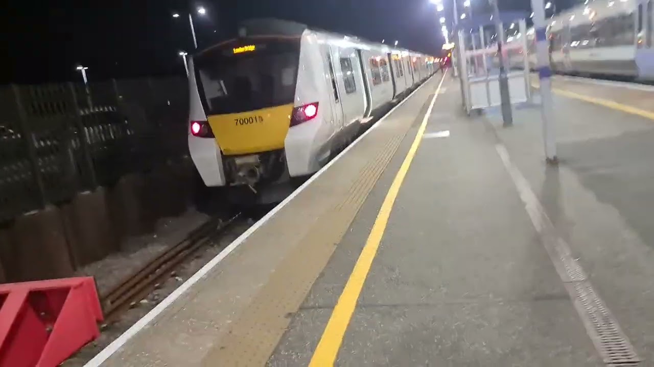 Southeastern class 465011 and 465186 and Thameslink class 700015 from Sittingbourne to Dartford