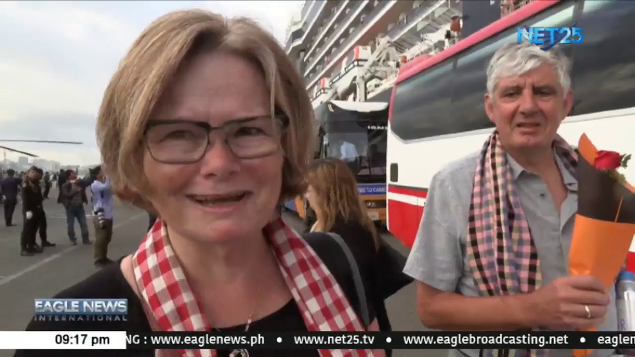 Пассажиры высаживаются в Камбодже с круизного лайнера Westerdam, которому отказали в обслуживании.