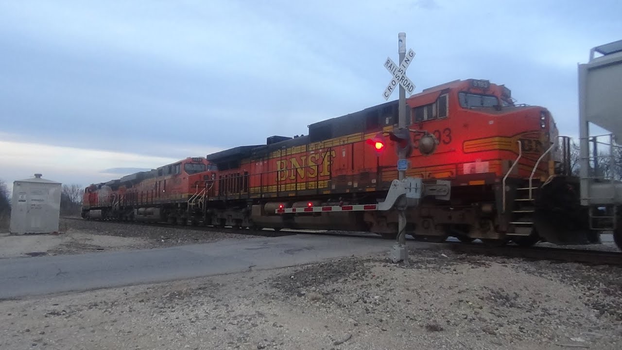 BNSF 4428 North departs North Joshua Siding in Joshua, TX