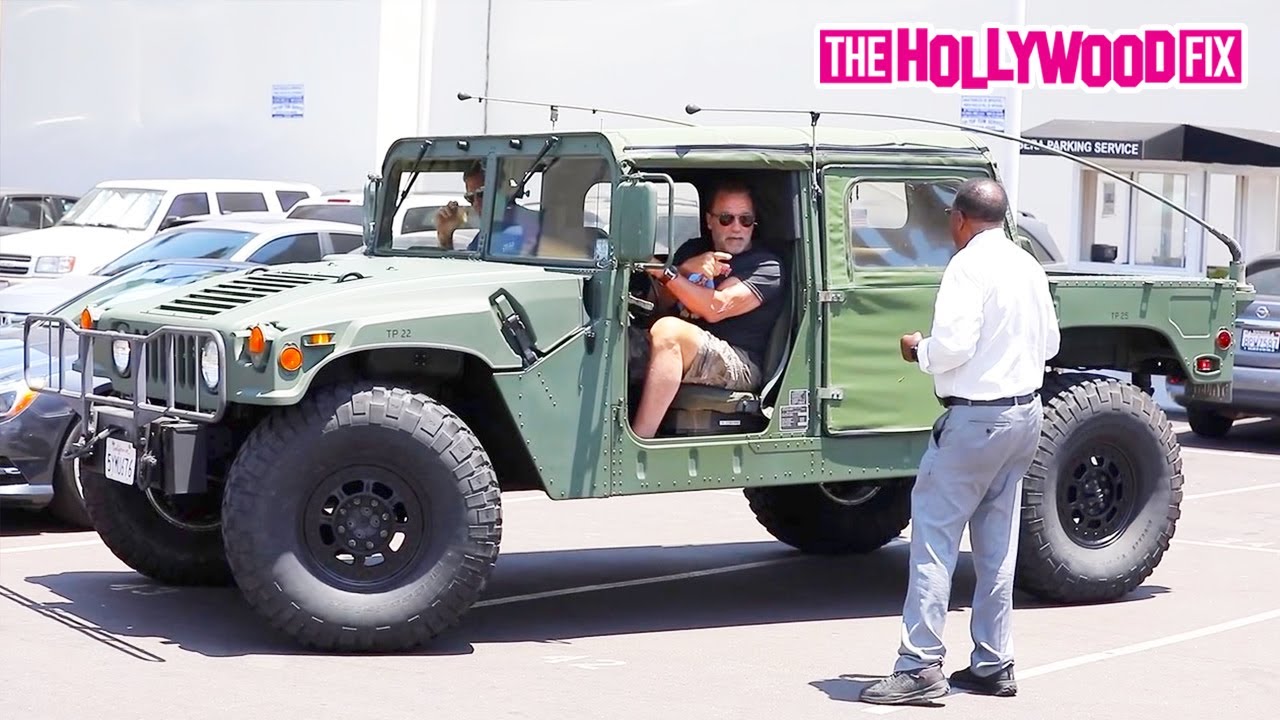 Арнольд Шварценеггер демонстрирует свой военный Hummer H1 Humvee, выходя из обеденного зала в Бев...