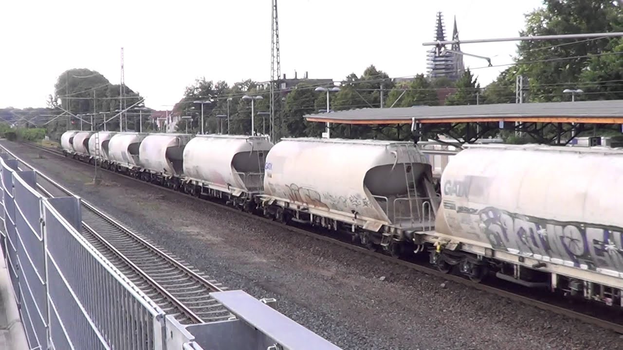 Durchfahrt des Soester Bahnhofs Traxx 185 166-6 mit g&uuml;terzug