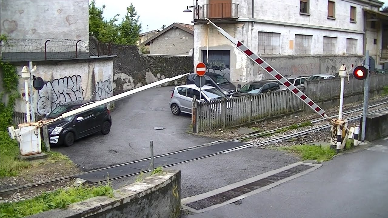 Spoorwegovergang Sale Marasino (I) // Railroad crossing // Passaggio a livello