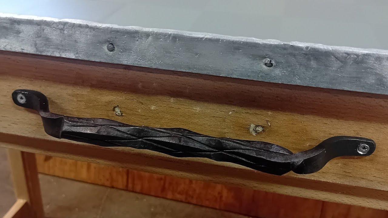Torsade ananas pour une poignée de tiroir forgé. #forge #blacksmith #metalwork