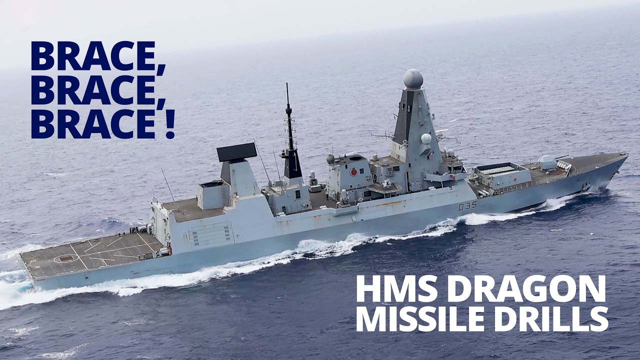 Внутри оперативного отсека авианосца HMS Dragon во время ракетных учений у берегов Кипра.