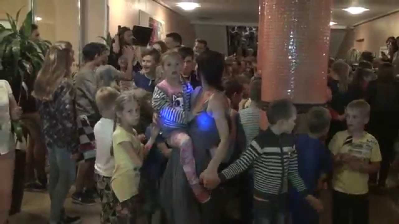 Valsts prezidents Raimonds Vējonis dzied un dejo kopā ar Madonas novada jauniešiem