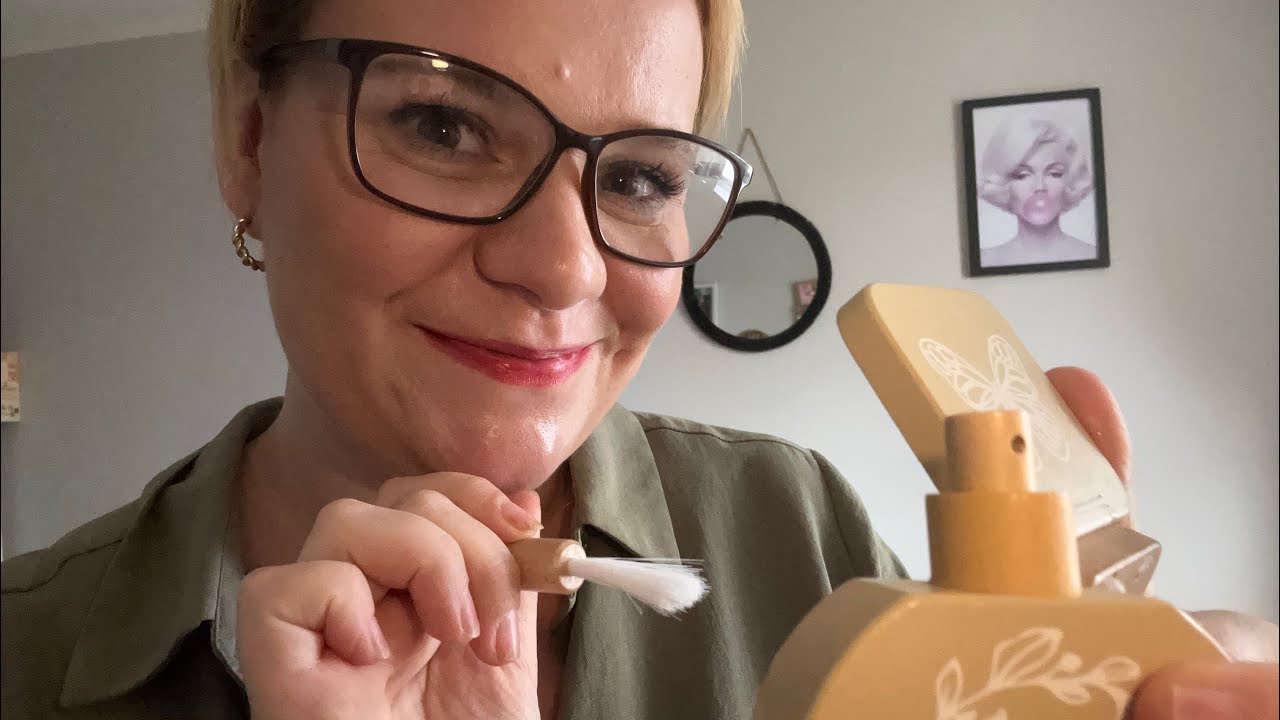 ASMR: Doing your makeup / inaudible / mouth sounds / whispering 