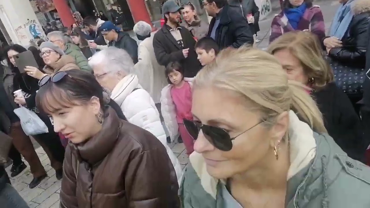 Μουσική παρέα-θεσμός λέει τα κάλαντα στην Αριστοτέλους - Τούτη η συνήθεια δεν ξεθωριάζει (20/12/25)Β