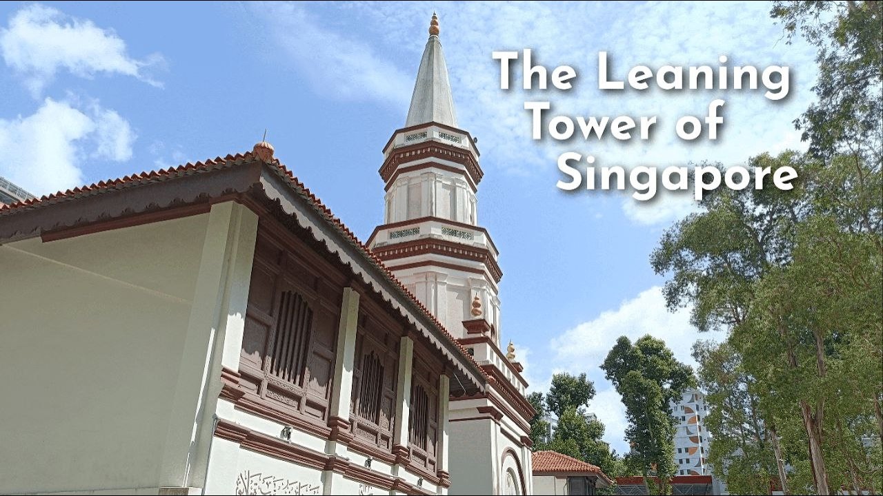 I visited Singapore's Leaning Tower...but it was actually a mosque! 🕌