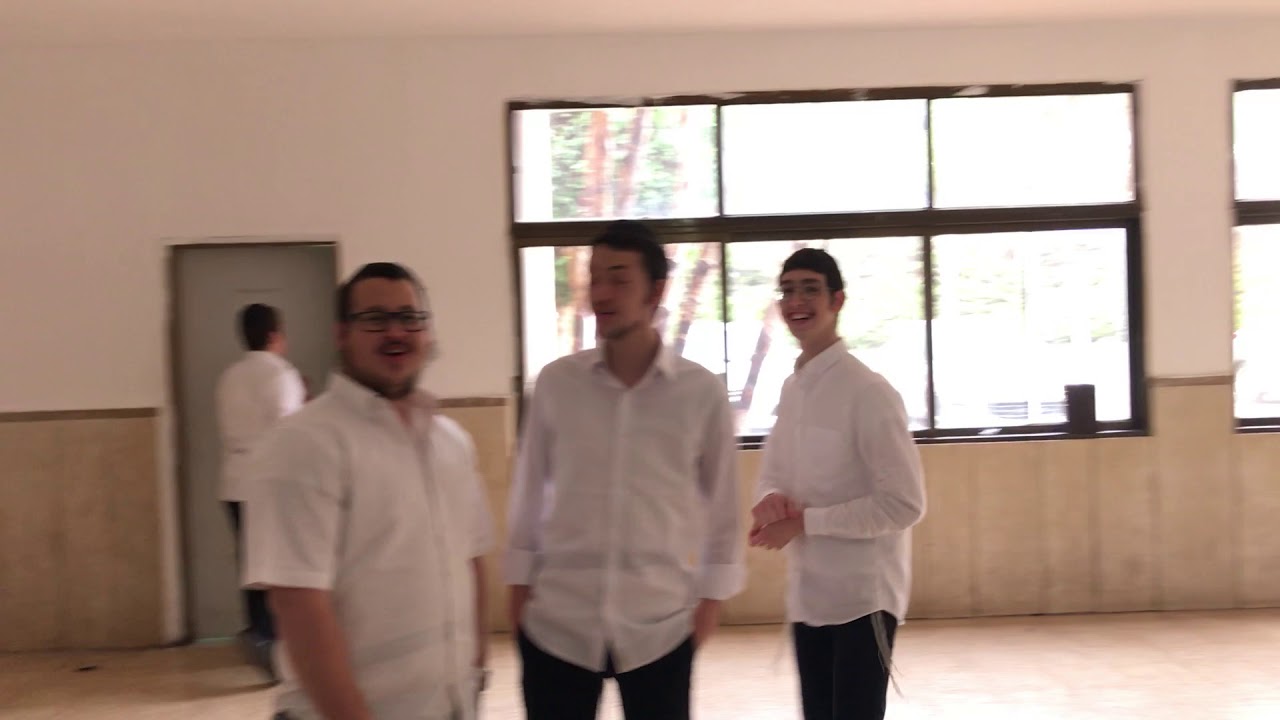הריקודים בישיבה המרכזית בכפר חב