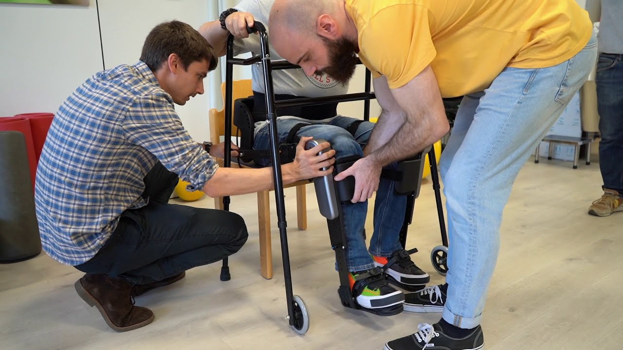 Un exoesqueleto que permite que los lesionados medulares caminen