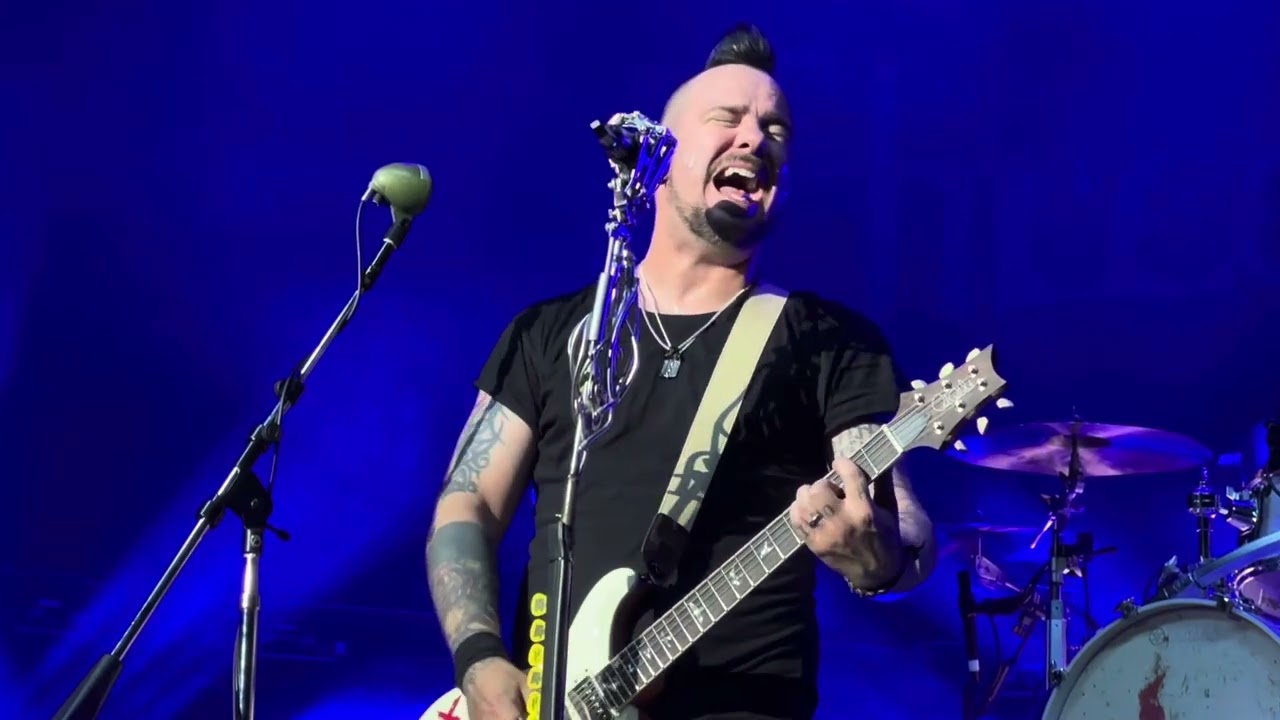 Adam Gontier of Three Days Grace covers  Rooster MMRBQ, Camden NJ 5/10/25 from pit by Santa