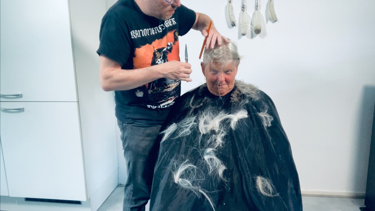 This lady wanted ultra short hair for a long time. She found the right hairdresser for a short cut!