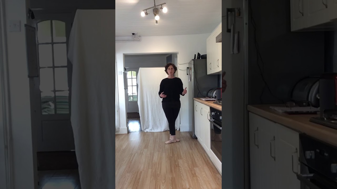 At home: chasse pas de bourree