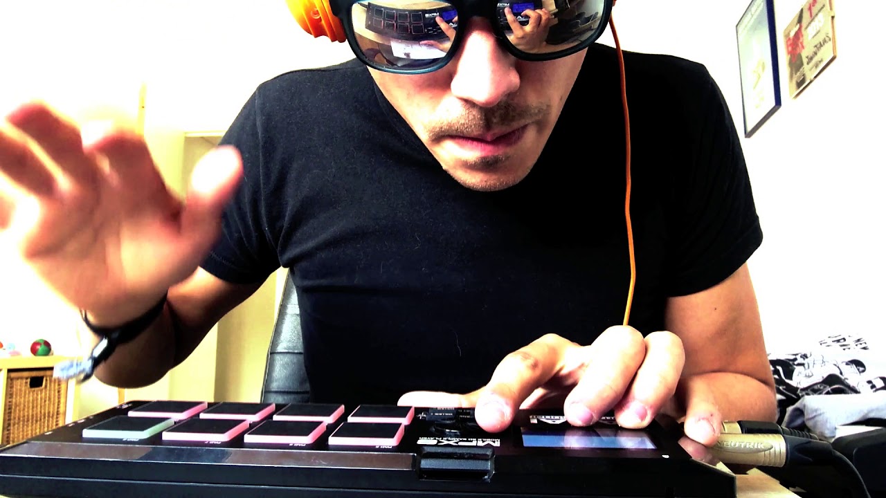 DRUMMING LIVE ON AKAI [MPX8]