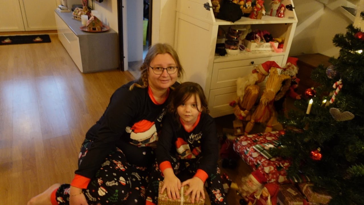Julafton 2025 - Julklappsutdelning och Alva visar alla hennes julklappar.