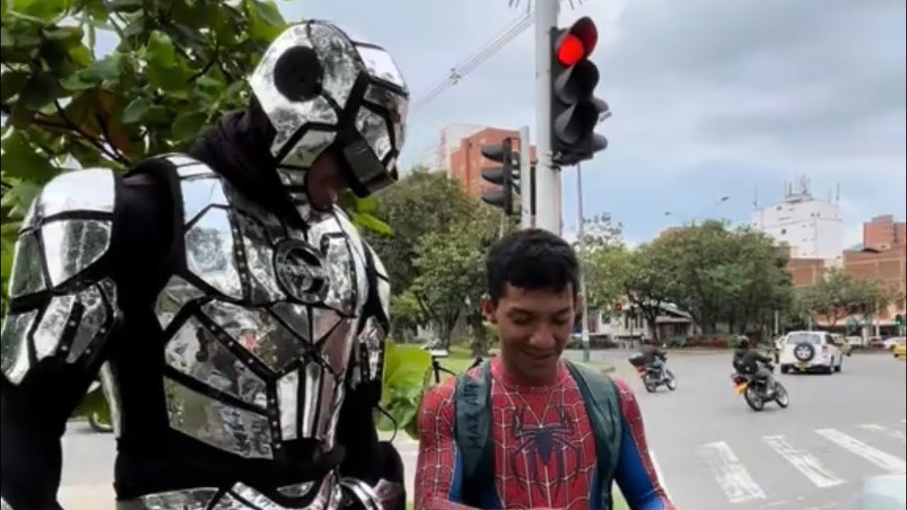 El Spiderman limpia vidrios .