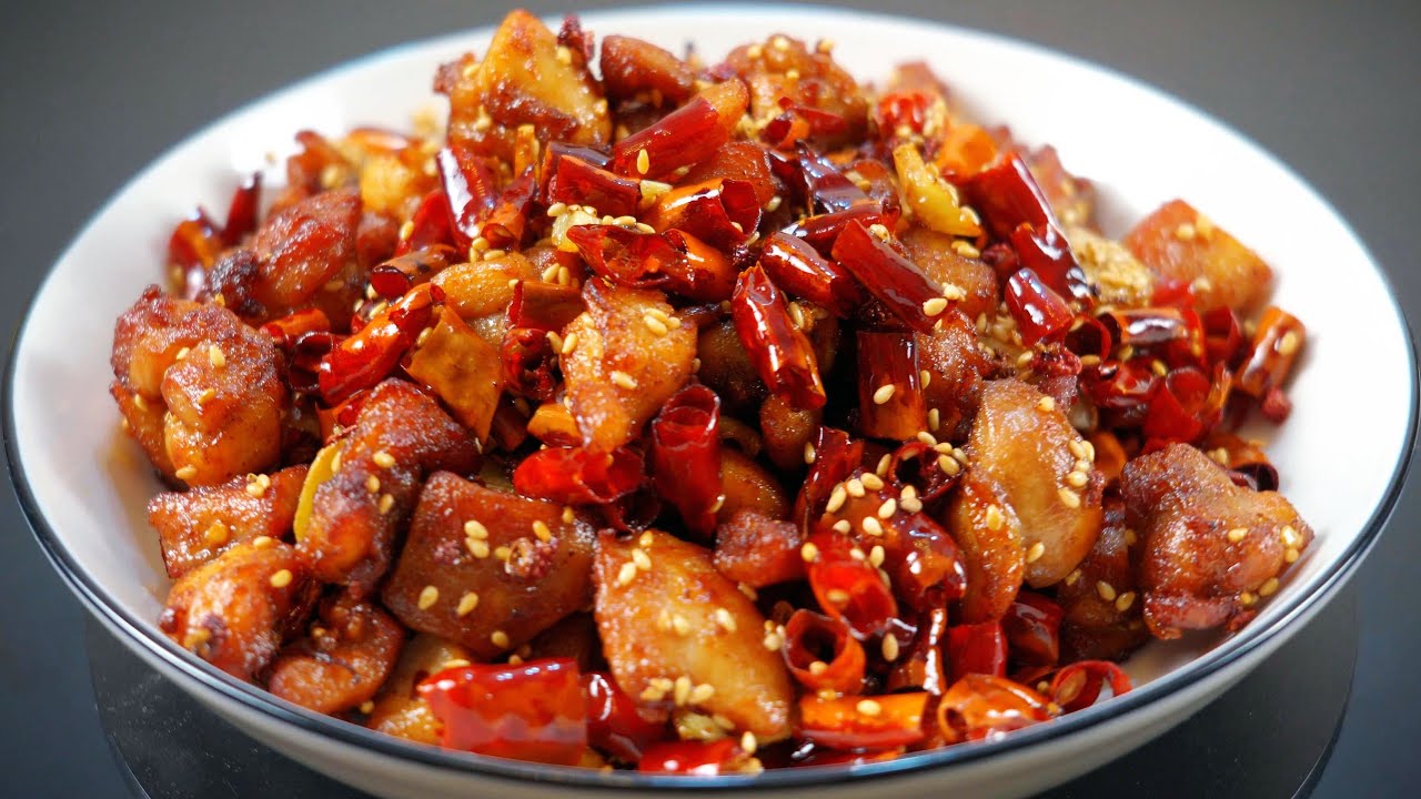 饭店的辣子鸡为什么又香又酥？大厨教你家里自己做，只要把鸡丁腌制好了，做出来的辣子鸡丁，鸡肉超多，又香又脆，麻辣适中，略带回甜，特别入味。#辣子鸡 #辣子鸡丁 #麻辣鸡块 #香辣鸡#香酥鸡#炸鸡丁
